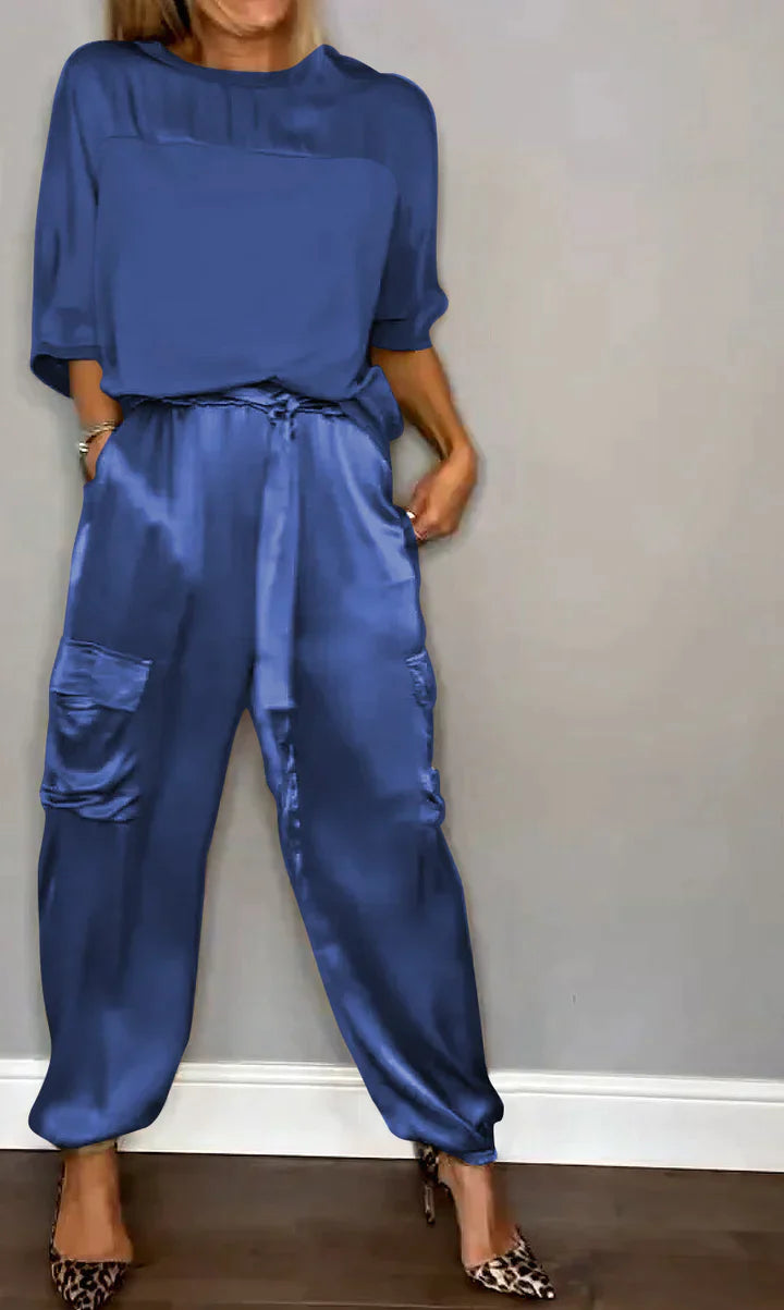 Kleya - Zweiteiliger Anzug aus glattem Satin mit halblangem Oberteil und Hose für Damen