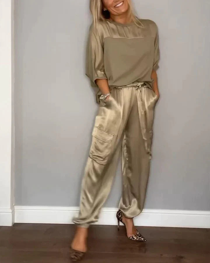 Kleya - Zweiteiliger Anzug aus glattem Satin mit halblangem Oberteil und Hose für Damen